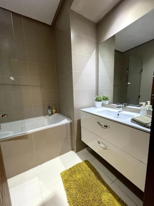 5 Star Apartment Near Airport bath