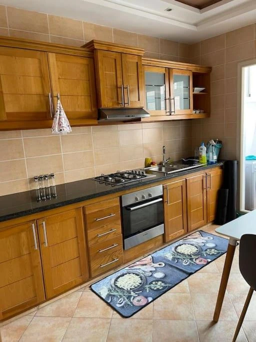 Big Luxuary appartment near airport kitchen